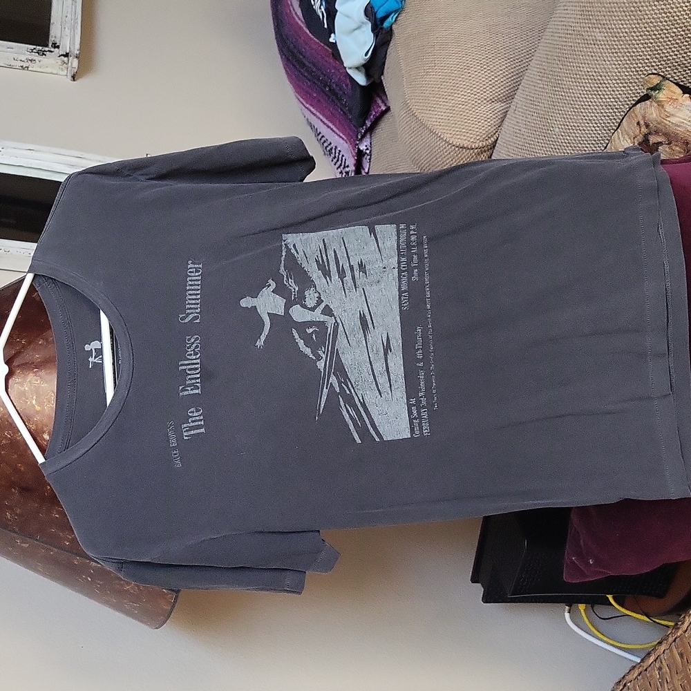 EUC mens casual tshirt